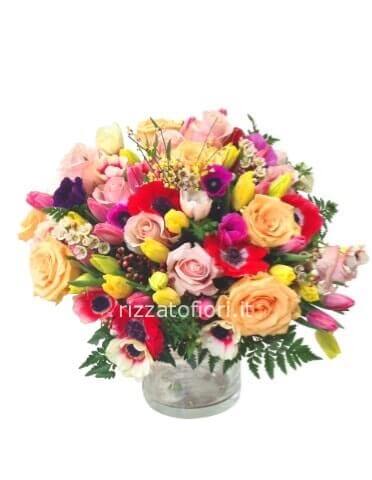 Bouquet assortito di fiori freschi colorati.