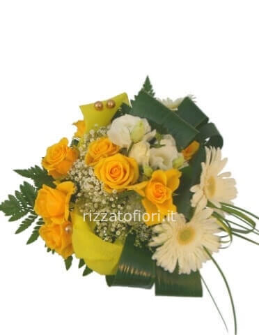 Composizione di fiori freschi assortiti, in particolare gerbere e rose.