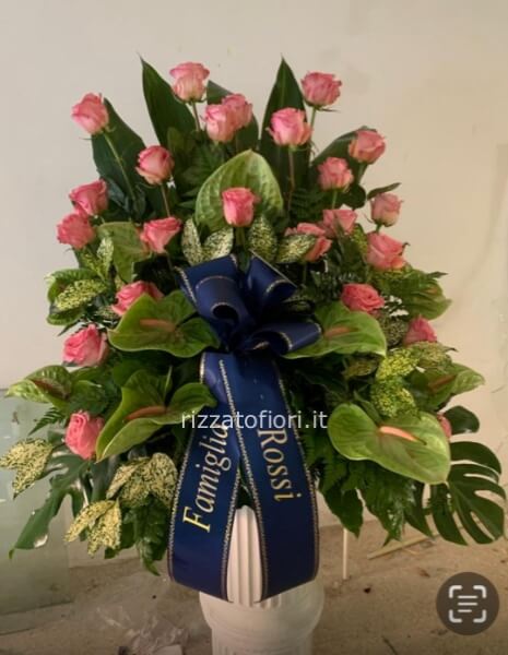Composizione floreale funeraria elegante